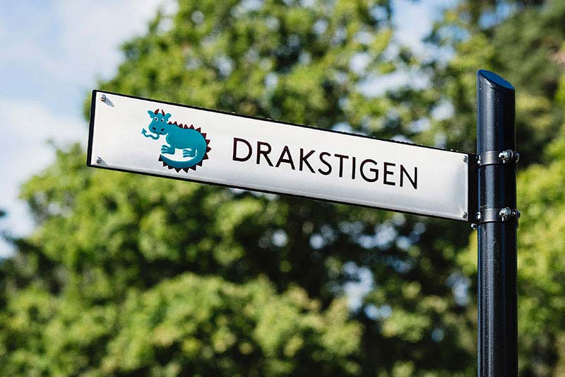 Emaljskylt Drakstigen på stolpe 
